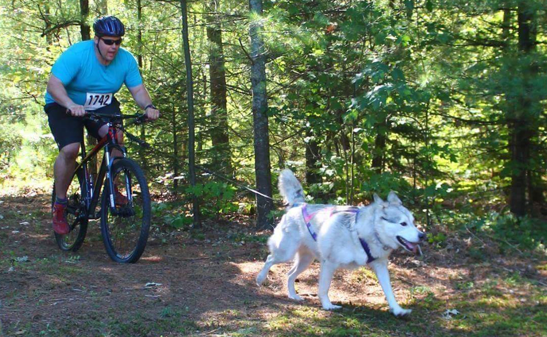 MCpl Lavoie en vélo avec un de ses chiens