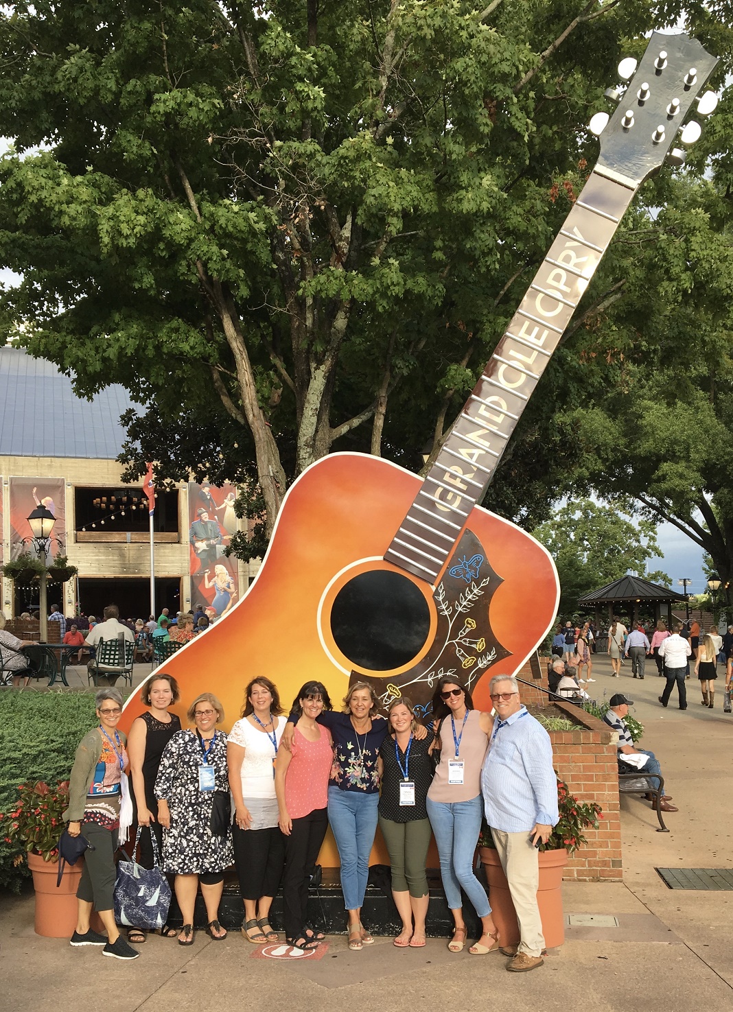 L'équipe de Montfort devant la guitare géante à Nashville