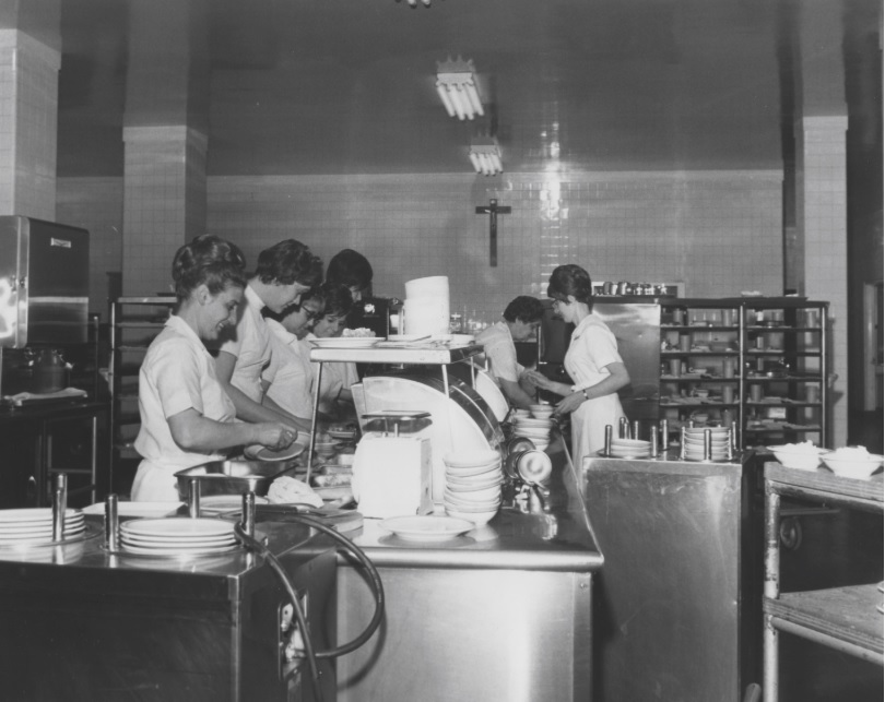Personnes travaillant dans la cuisine à Montfort dans les années 1960