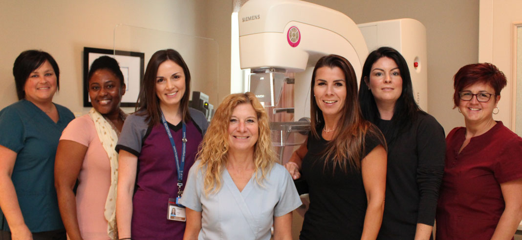 7 femmes devant une machine de mammographie
