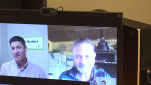 Deux hommes en conversation virtuelle sur un ordinateur