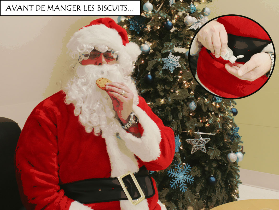 Père Noël qui mange un biscuit