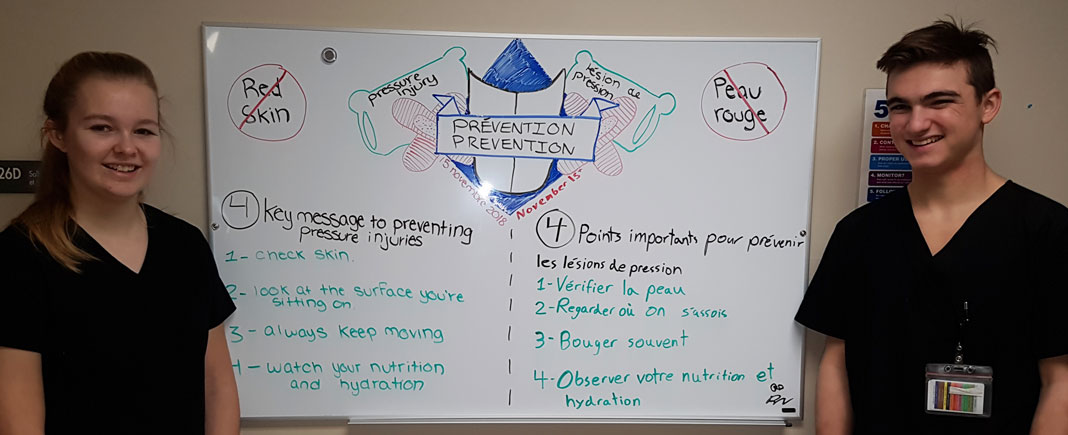 Explication des points importants pour la prévention des plaies de pression sur un tableau blanc avec deux adolescents 