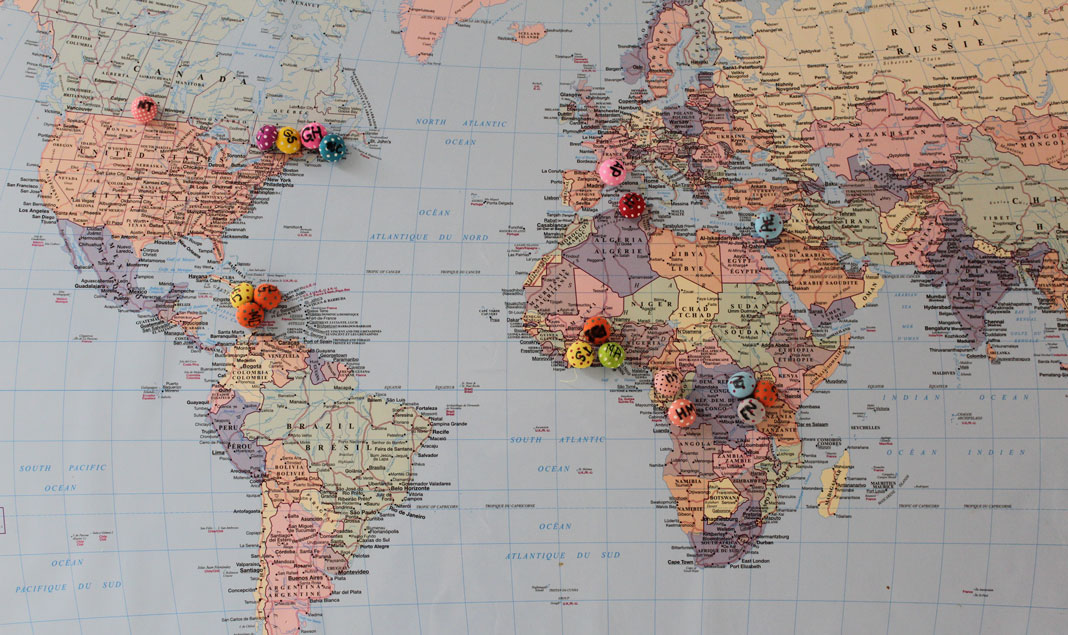 Carte du monde avec des punaises