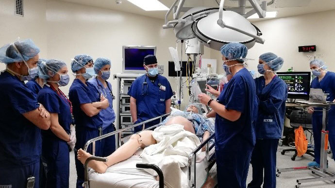 Une équipe médicale est rassemblée dans une salle d'opération.