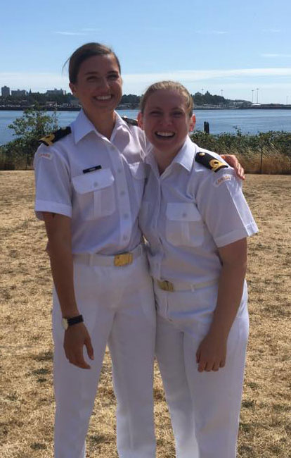 Deux jeunes réservistes militaires qui sourient 