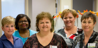 Le nouveau système de transcription : une valeur sure Groupe de cinq femmes qui composent l'équipe de transcription médicale.