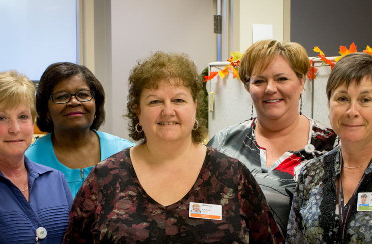 Groupe de cinq femmes qui composent l'équipe de transcription médicale.