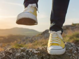 Pieds en train de surmonter un obstacle rocheux.