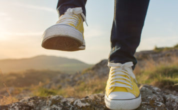 Nathalie : surmonter les obstacles de la vie Pieds en train de surmonter un obstacle rocheux.