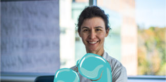 Je combats la grippe! et vous? Infirmière portant fièrement des gants de boxe