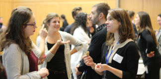 Dre Valcourt discute avec des étudiants