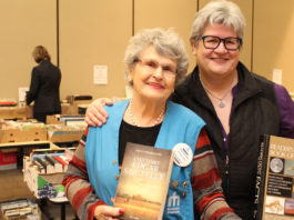 Jeanne D'Arc et Céline à la vente de livres