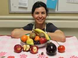 Valérie explique les plaies à l'aide de fruits