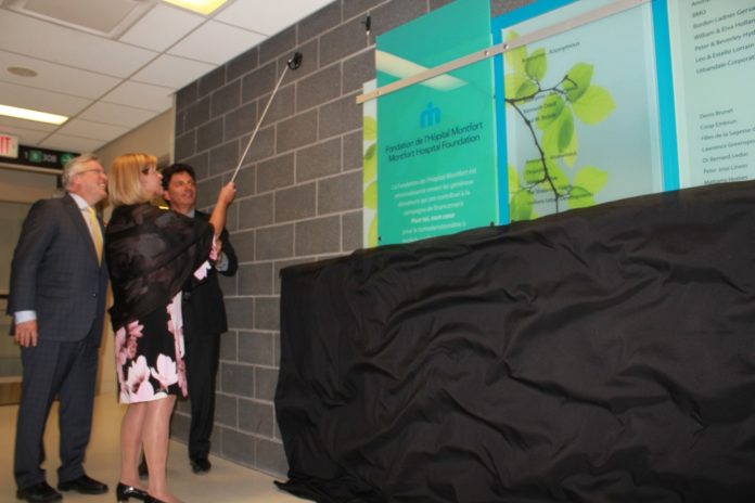Dr Bernard Leduc, Christine Sigouin, Lawrence Greenspon Dr Bernard Leduc, Christine Sigouin et Lawrence Greenspon lors du dévoilement du mur de la reconnaissance