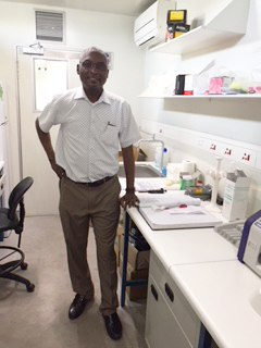 Dr Loemba à l'intérieur du laboratoire