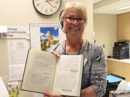 Francine Périard et le livre d'or des Services thérapeutiques