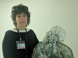 Marie-France Lessard avec le panier de fruits