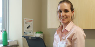 Myriam Veilleux, gestionnaire clinique au 3C, avec la machine