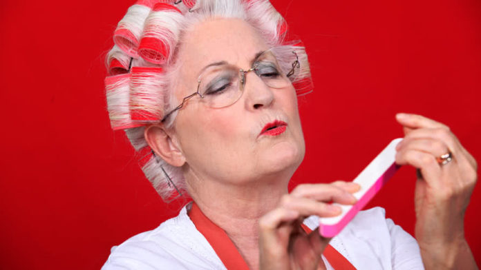 trucs-grand-mere Dame âgée en train de se faire un manucure