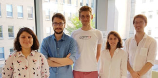 Deux femmes et trois hommes en rangée.