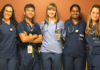 CInq jeunes étudiants en médecine debout