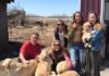La famille Marleau en train d'adopter le chien Myko