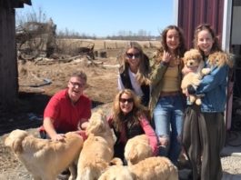 La famille Marleau en train d'adopter le chien Myko