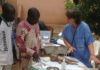 Médecin avec trois personnes africaine
