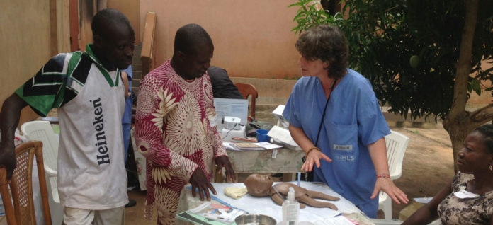chomienne Médecin avec trois personnes africaine