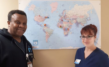 Un homme et une femme devant une carte du monde