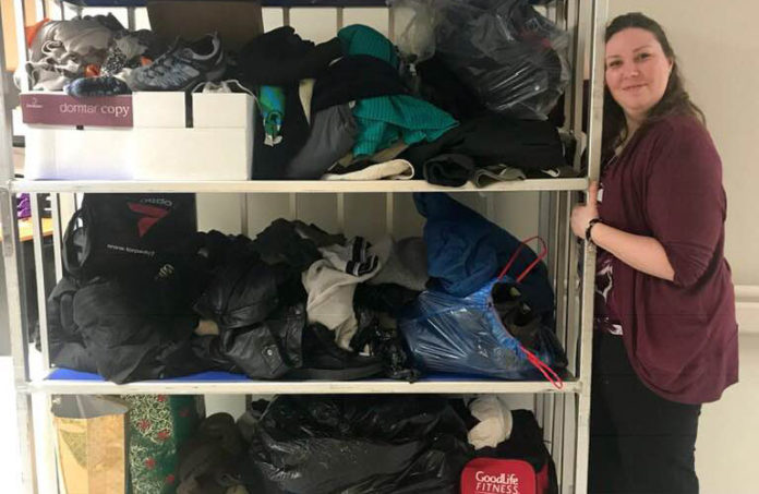 Femme avec des sacs de vêtements