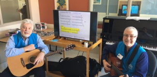 Deux hommes avec des guitares