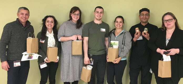 Une lignée de personne avec des sacs bruns