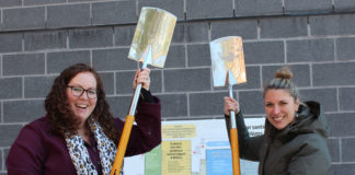 Deux femmes heureuses avec des pelles en l'air