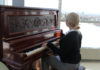 Une fille qui joue au piano