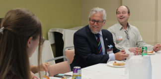 Deux hommes qui rient