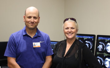 Deux professionnels devant des écrans où l'on voit des images d'examens d'imagerie médicale.