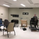 Normand vide une salle de réunion pour la transformation en chambre de patients