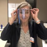 Suzanne Robichaud essaie un prototype de visière