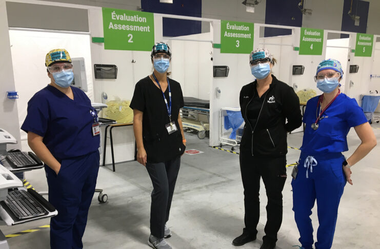 quatre médecins de la clinique Ray-Friel prenne la pose