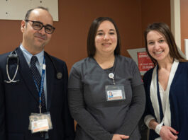 Dr Nassoh Hafez, Mélanie Lavictoire, technologue en échographie cardiaque, et Sophie Leduc, agente de projet à l’Hôpital Montfort et à l’Institut du Savoir Montfort, lors d’un tournage d’une vidéo (avant la pandémie) pour une des campagnes Choisir avec soin.