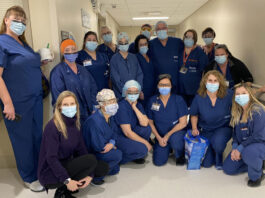 Une équipe en scrubs bleu marin dans un hôpital