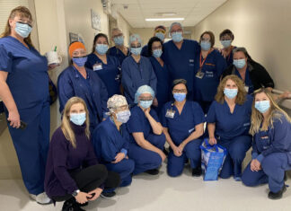 Une équipe en scrubs bleu marin dans un hôpital