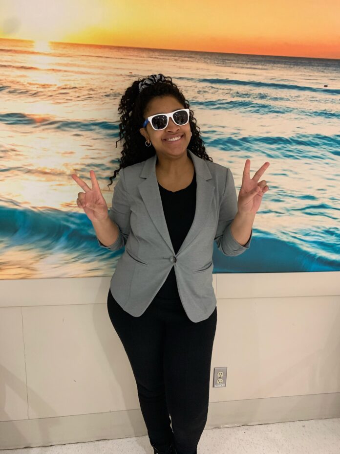 lunettes-cso-20 Femme noire avec lunettes de soleil devant une murale