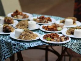 Plats de nourriture sur une table