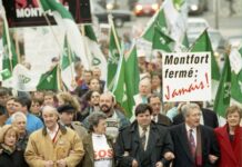 Un groupe de personnalités publiques marchent en tête d'une manifestation en faveur du mouvement SOS Montfort, en 1997.