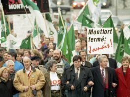 Un groupe de personnalités publiques marchent en tête d'une manifestation en faveur du mouvement SOS Montfort, en 1997.