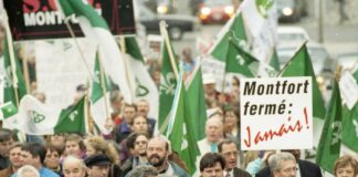 Un groupe de personnalités publiques marchent en tête d'une manifestation en faveur du mouvement SOS Montfort, en 1997.