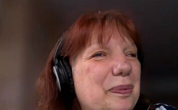 Femme souriante portant des écouteurs